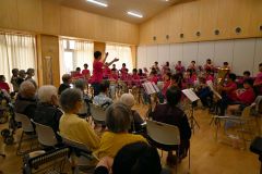 町柏寿協会を慰問して施設の入所者や利用者らを前に演奏を披露する音更ＪＢＢのメンバーら