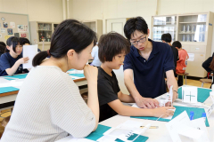 一枚の紙から複雑な立体を製作した「折紙建築」の授業