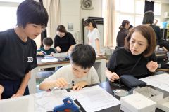 目玉解剖や岩石標本作り、翔陽中が親子理科実験～こぼれ話