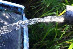 冷たく澄んだ「ソコベの湧き水」