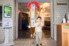 くす玉を割り笑顔見せる斎藤さん