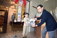 帯広百年記念館の来館者５００万人に到達　節目の小学生に記念品