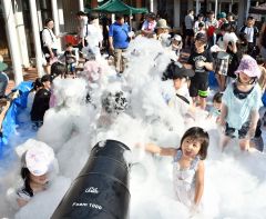 泡のプールを楽しむ子どもたち
