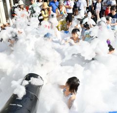 泡のプールを楽しむ子どもたち