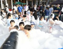 泡いっぱいのプールに子どもたちの歓声　鹿追でピュアモルトクラブの泡フェス