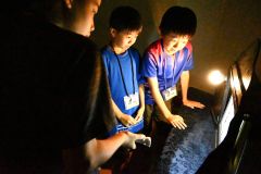 閉館後の図書館で謎解きに挑戦する児童ら