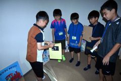 閉館後の図書館で謎解きに挑戦する児童ら