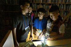 閉館後の図書館で謎解きに挑戦する児童ら