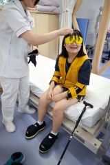 高齢者体験セットを装着する受講した中学生