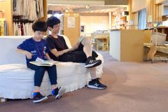 お気に入りの本を読んで図書館での夜を満喫する参加者