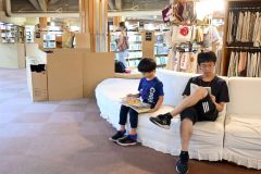 お気に入りの本を読んで図書館での夜を満喫する参加者