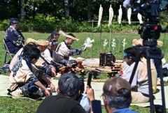 明野の共同墓地で行われた慰霊祭。の資料とする映像の撮影も行われた