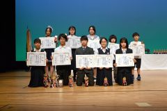 少年・少女の部入賞者。前列左が優勝した岸本小瑚さん、同左から２人目が山本昴さん