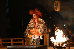 かがり火に照らさた特設舞台で行われた演目「舎利」（須貝拓也撮影）