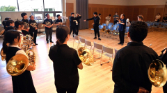 演奏会後には輪になって閉会式を行った。井川さんが涙も。