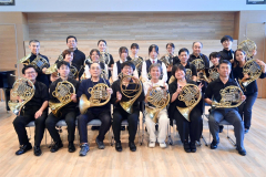 キャンプ参加者の発表会で記念撮影。前列右から４人目が井川さん、後列右端が久保さん。中学生３人が参加し、茨城県からの参加者もいた