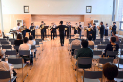 キャンプの参加者約２０人が演奏した発表会。指揮するのが井川さん