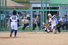 バットを振り抜く帯大谷の高松希帆主将