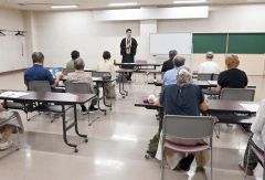講演する上本副住職