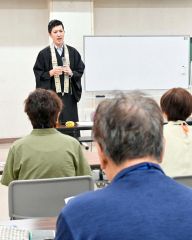 自身の経験などエピソードを交えて話す上本副住職