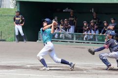 【決勝・ＳＯＵＴＨユニオン―士幌ファイターズ】ＳＯＵＴＨユニオンは３回無死一塁で、山﨑悠主将の左翼フェンスを越える２点本塁打で４―１とリードを広げる