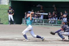 【決勝・ＳＯＵＴＨユニオン―士幌ファイターズ】ＳＯＵＴＨユニオンは３回無死一塁で、山﨑悠主将の左翼フェンスを越える２点本塁打で４―１とリードを広げる