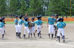 初優勝を喜ぶＳＯＵＴＨユニオンの選手たち