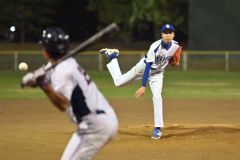 開幕戦に臨む選手ら