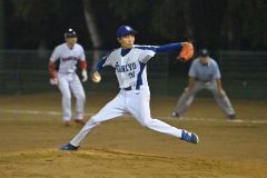 開幕戦に臨む選手ら