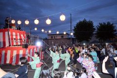 盆踊りを楽しむ来場者ら