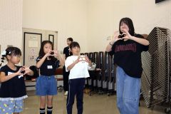 音更高ダンス部の増田さん（右）と振り付けの確認をする児童ら
