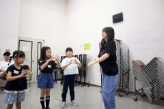 音更高ダンス部の増田さん（右）と振り付けの確認をする児童ら