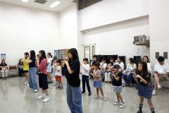 音更高ダンス部の４人の生徒の動きに合わせてダンスに挑戦する児童ら