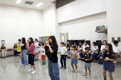音更高ダンス部の４人の生徒の動きに合わせてダンスに挑戦する児童ら