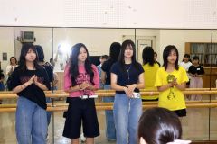 講師を務めた音更高ダンス部の左から増田さん、坂本さん、佐藤さん、辺見さん