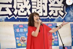 シンガーソングライターの吉田見穂さんによるショー