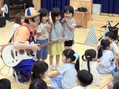 オマチマンの呼び掛けに答える園児たち