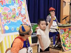 オマチマン（左）の呼び掛けに答える園児