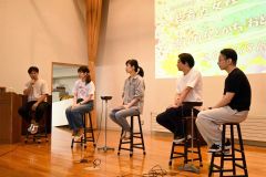 井村さん（左）をファシリテーターにして意見を交換する（右から）花房さん、伊藤さん、山田さん、倉嶋さん