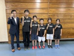 加賀教育長（左）に健闘を誓った選手たち