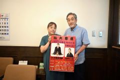七代目三遊亭円楽さんの十勝初公演をＰＲする（左から）西川さんと坂本支部長