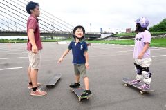 十勝川河川敷で安全にスケボーできます　帯広市がＰＲ 3