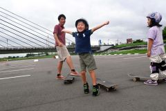 田中代表の指導を受け、笑顔で体験する子供たち