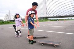 田中代表の指導を受け、スケボーを楽しむ子供たち