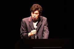 活動写真のセリフやストーリーを語る坂本さん