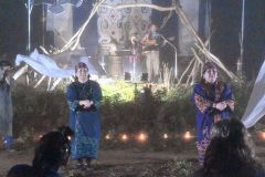 幻想的な雰囲気の中でアイヌ古式舞踊や音楽を披露したｎｉｎｃｕｐ