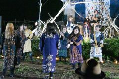 幻想的な雰囲気の中でアイヌ古式舞踊や音楽を披露したｎｉｎｃｕｐ