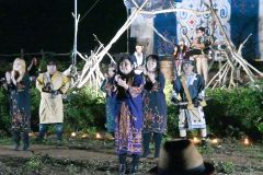 幻想的な雰囲気の中でアイヌ古式舞踊や音楽を披露したｎｉｎｃｕｐ