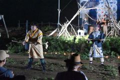 幻想的な雰囲気の中でアイヌ古式舞踊や音楽を披露したｎｉｎｃｕｐ
