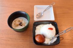 キール（左）とグラブジャムンを入れたデザート